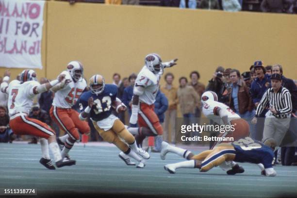 The Pittsburgh Panthers' Tony Dorsett in action against the Syracuse Orange football team in Pittsburgh, October 30th 1976.