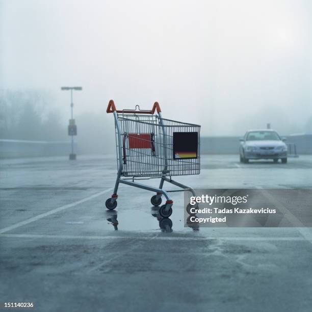 cart park - grocery cart stock-fotos und bilder