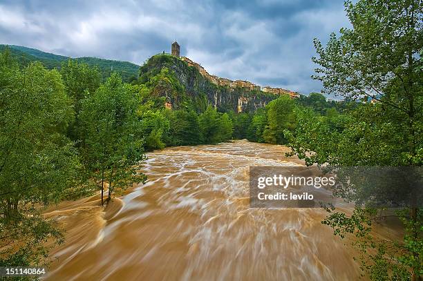 overflowing fluviá - castellfollit de la roca stock-fotos und bilder