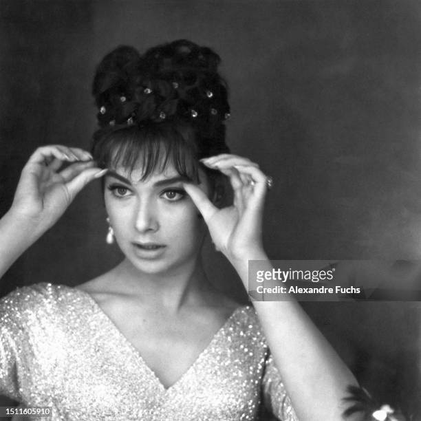 Actress Suzanne Pleshette fixes her makeup for the film '40 Pounds of Trouble' at California, 1962.