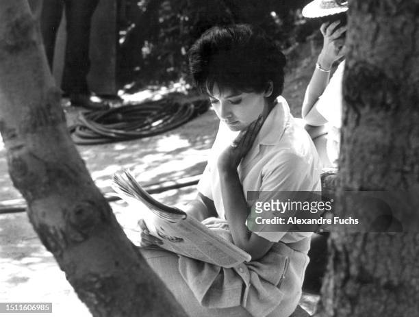 Actress Suzanne Pleshette reads the newspaper while in a break filming '40 Pounds of Trouble' at California, 1962.