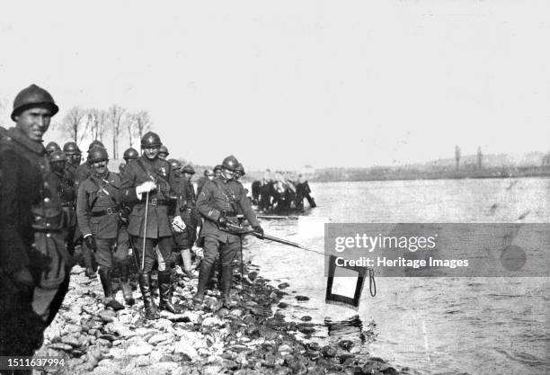 'Sur le Rhin; A Huningue le 21 novembre 1918, la deuxieme division marocaine baigne ses fanions dans la fleuve', 1918. From "L'Album de la Guerre...