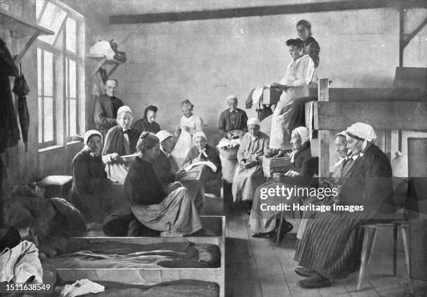 'Prisonnieres; Vielles femmes de la commune du Ban-de-Sapt, dans les Vosges, emmenees en Allemagne avec leur cure et internees au camp de...