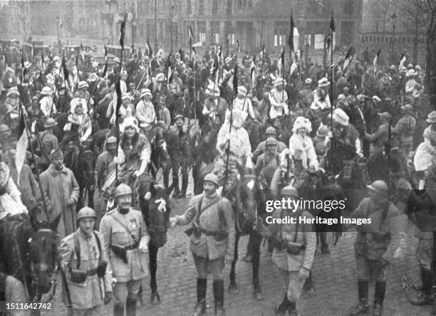 'Les fetes du 8 decembre 1918 a Metz; Un escadron feminin: jeunes filles montees sur les cheaux des dragons de l'escorte pour mieux voir les...