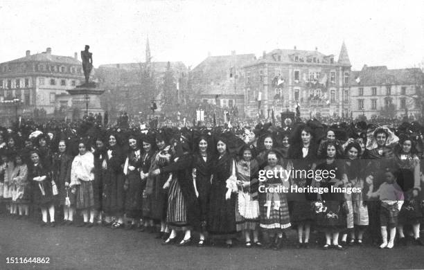 'Les fetes de Colmar et de Mulhouse; A Colmar, le 10 decembre, sur la place du Champ-de-Mars ou se dresse la statue du general Rapp, massees par...