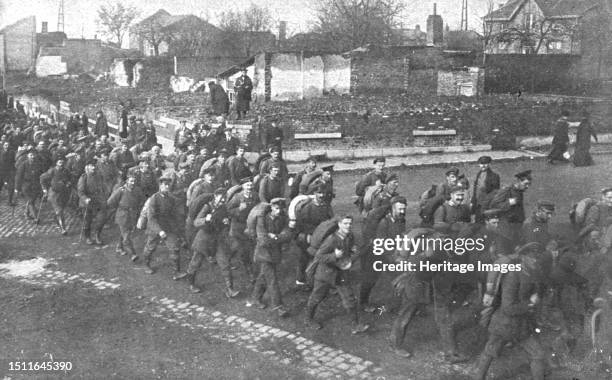 'Ils S'en Vont; A Vise, theatre des premieres destructions et des premiers crimes allemands, l'infanterie qui marchait vers Paris, en 1914, fait...