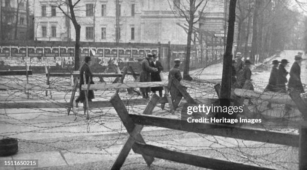 'La Nouvelle Europe; la guerre civile a Berlin; du 5 au 11 janvier 1919 a Berlin; reseau de fils de fer barbeles et de chevaux de frise, place rue...