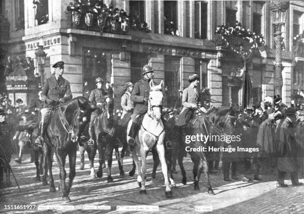 'En Belgique delivree; L'entrée des souverains belges a Bruxelles, le 22 novembre: place de la Nation, le roi et la reine assistant au defile des...