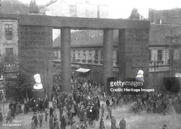 'La Nouvelle Europe; Le regime communiste a Budapest; un arc de triomphe, place Andrassy, le 1er mai 1919; le pilier de gauche porte, en hongrois,...