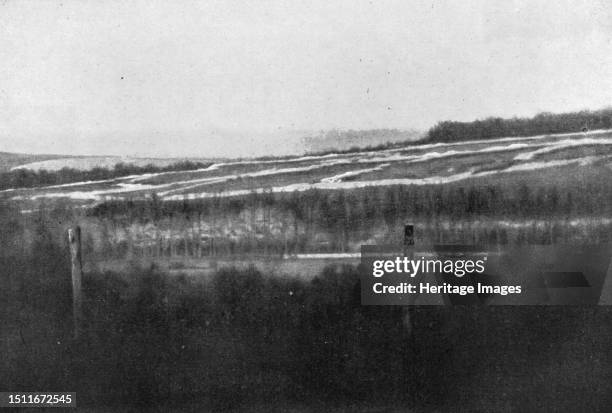 'La Bataille de la Somme; avant l'offensive de la Somme: Les positions allemandes de Curlu et de Frise, vues a la jumelle. Au fond de la depression,...