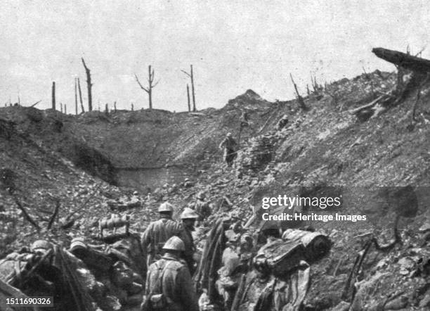 'Episodes de la bataille de Verdun; La derniere phase de la resistance du fort de Vaux. Fosse de la batterie-redoute, a 400 metres en arriere du fort...