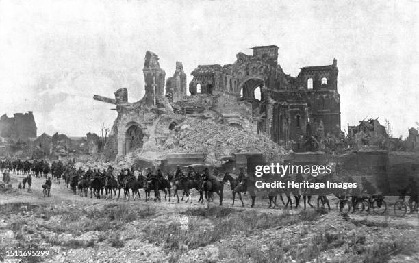 ''Les Britanniques au Nord de la Somme; Notre-Dame de Brebieres. L'entrée a Albert des troupes de Rawlinson, le 22 aout 1918; des cavaliers, des...