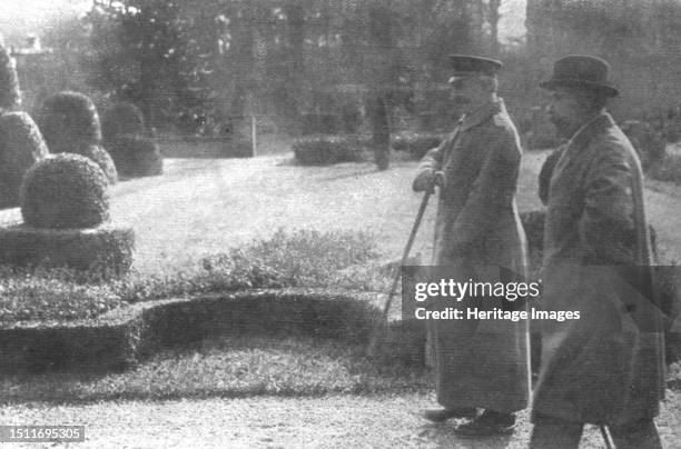 ''Le Kaiser en Fuite; Premiere journee d'exil; Guillaume, encore en tenue militaire, la canne a la main, fait sa promenade dans les jardins...