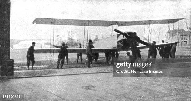 ''Ceux de l'air et ceux de la route; Un raid Anglais sur Friedrichshafen; Au retour; l'appareil du lieutenant S. V. Sippe est retre dans le grand...