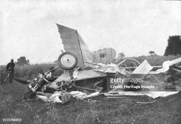 ''Un heros de l'aviation Britannique; le Lieutenant Warneford; les debris de l'appareil avec lequel se tua a Buc, par imprudence, le lieutenant...