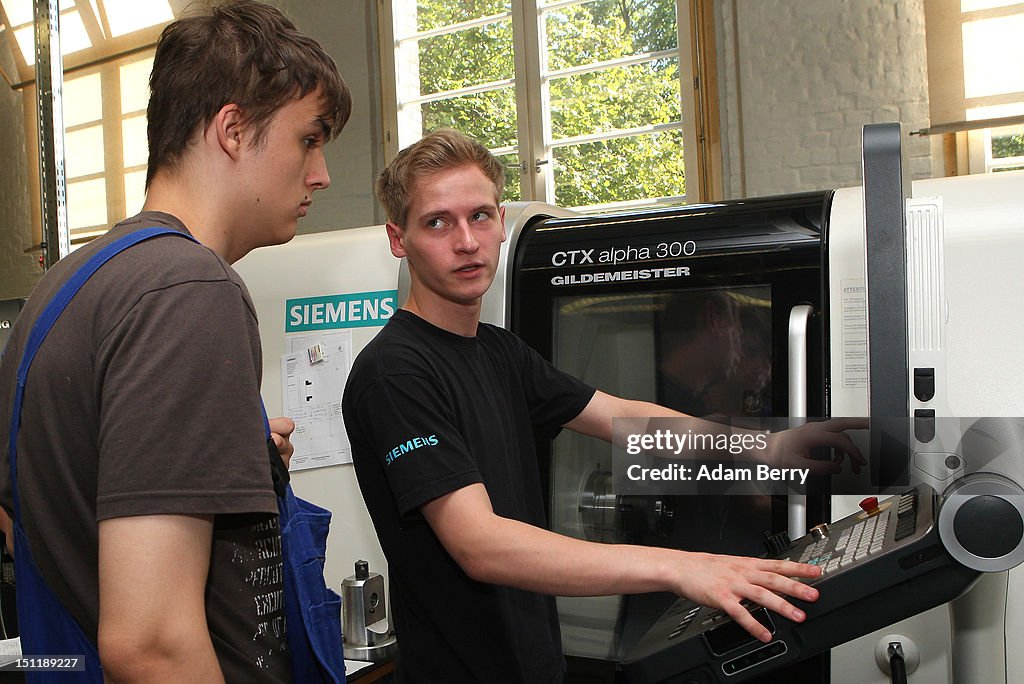 Siemens Trainees Begin Vocational Training