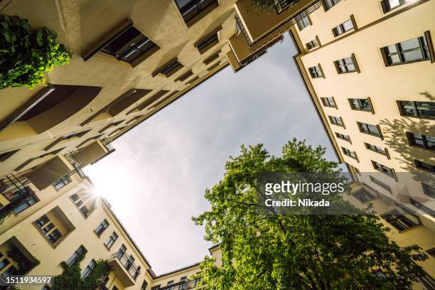 stunning courtyard facade in central berlin, a hidden gem of architectural beauty. - kassei stockfoto's en -beelden