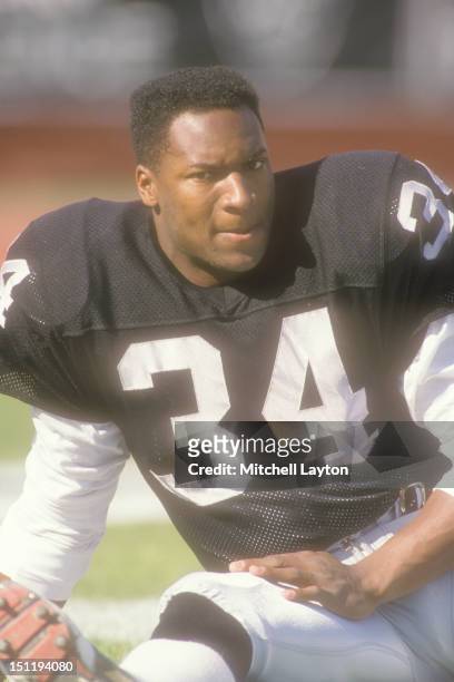Bo Jackson of the Los Angeles Raiders warms up before a football game against the Atlanta Falcons on November 20, 1988 at Los Angeles Colliseum in...