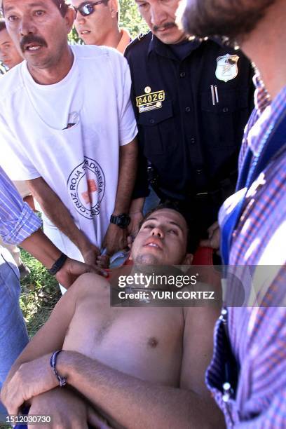 The member of the crew team of Venezuela, Miguel Vargas, which disappeared today in the morning, is taken 20 November 2002 by rescuers to the...