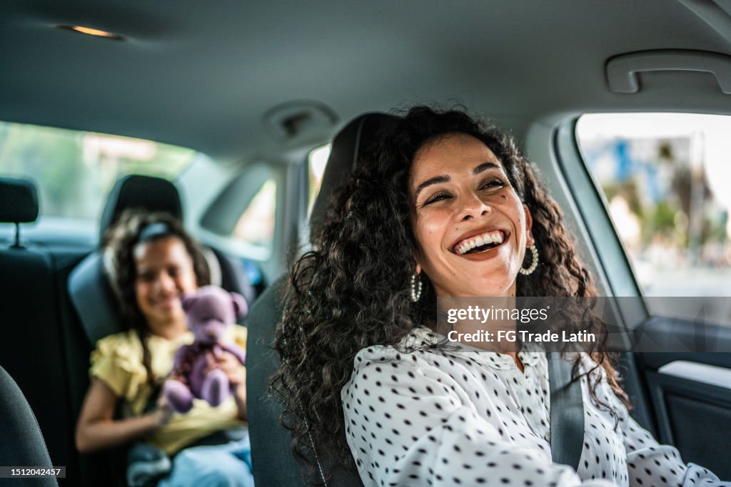 Mãe e filha conversando no carro
