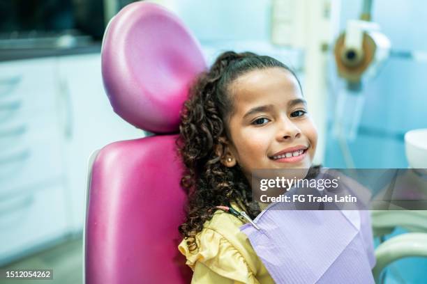 ritratto della ragazza nello studio del dentista - dentista bambini foto e immagini stock
