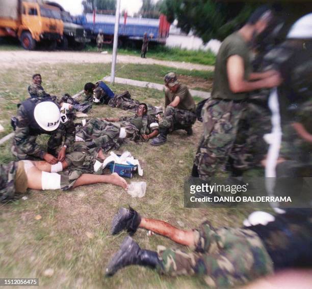 POlice aid injured soldiers in Sacaba, Bolivia 18 January 2002. Soldados del ejercito boliviano heridos son atendidos por sus camaradas, el 18 de...
