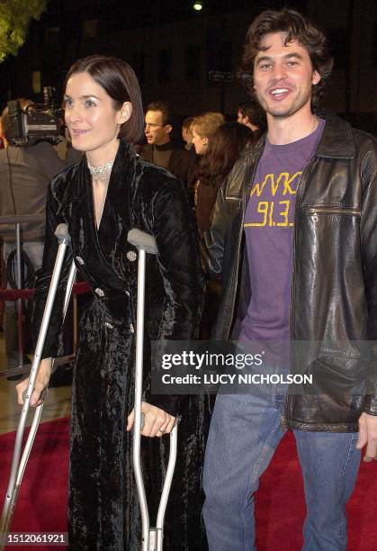Actress Carrie-Anne Moss arrives at the Los Angeles premiere of her new film "Chocolat" with her husband Steven Roy, in Beverly Hills, 11 December...