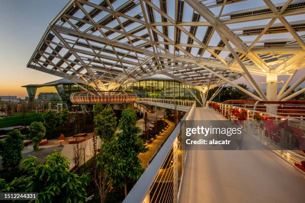 instalación de paneles solares, sede de nvidia, santa clara, ca, ee. uu. - silicon valley fotografías e imágenes de stock