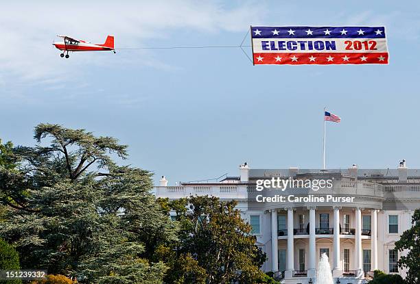 election banner being flown over the white house - campaign 2012 imagens e fotografias de stock