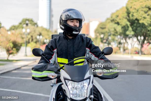 delivery man arriving at destination, motoboy - motoboy stock pictures, royalty-free photos & images