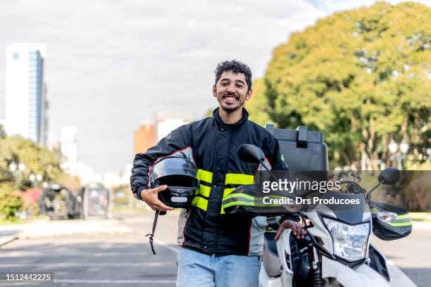 motoboy im porträt - biker jacket stock-fotos und bilder
