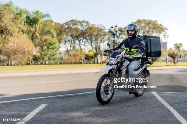 fattorino che arriva a destinazione, motoboy - motocicletta foto e immagini stock