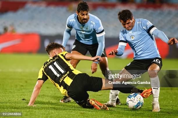 Tiago Palacios of City Torque fights for the ball with Maximo Alonso of Peñarol during a match between Peñarol and City Torque as part of Torneo...