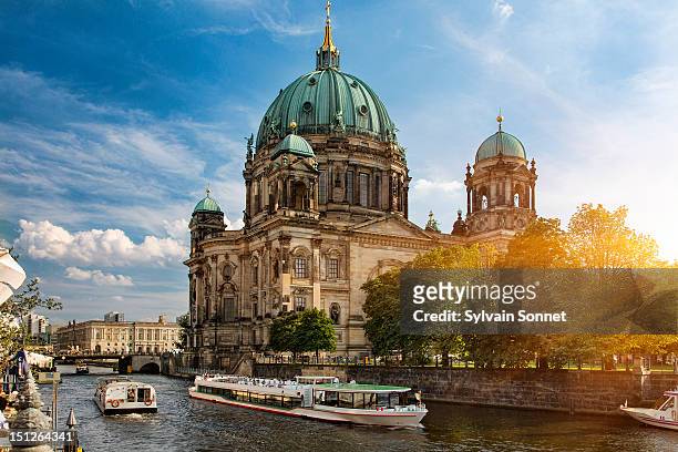 a tour boat on the spree river, berlin - berlin photos et images de collection