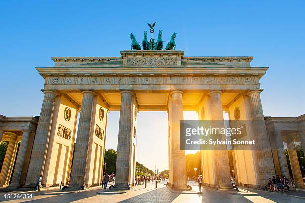 brandenburg gate, berlin, at sunset - berlin photos et images de collection