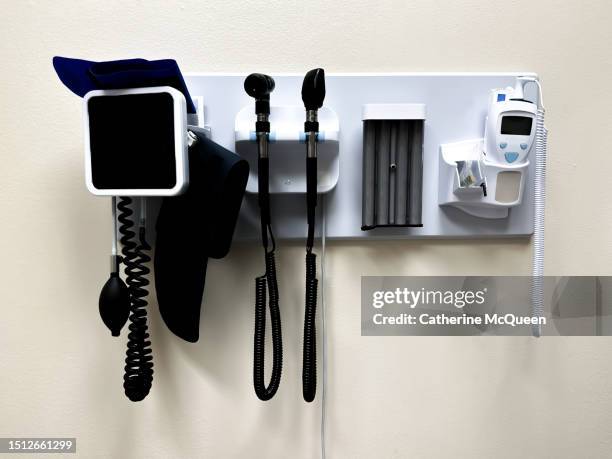 wall-mounted panel of medical diagnostic equipment in standard patient examination room - medische onderzoekskamer stockfoto's en -beelden