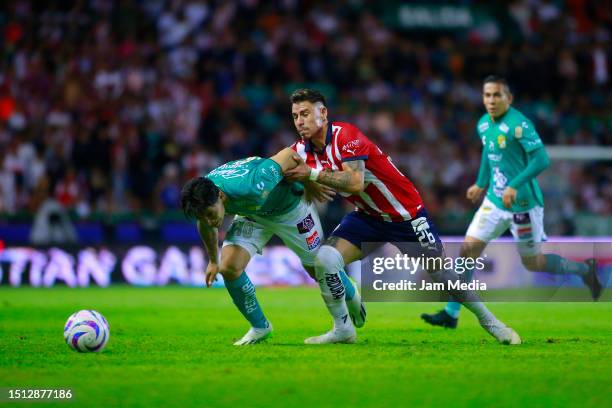 Victor Davila of Leon fights for the ball with Cristian Calderon of Chivas during the 1st round match between Leon and Chivas as part of the Torneo...