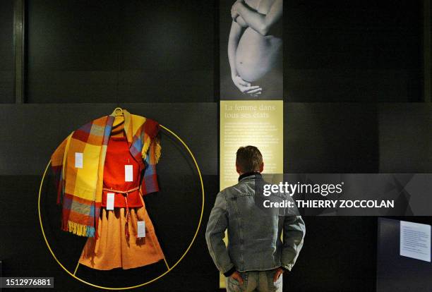 Coquette, travailleuse et soumise à son mari : telle était la femme celte". Un homme visite l'exposition "Trésors de femmes" retraçant les conditions...