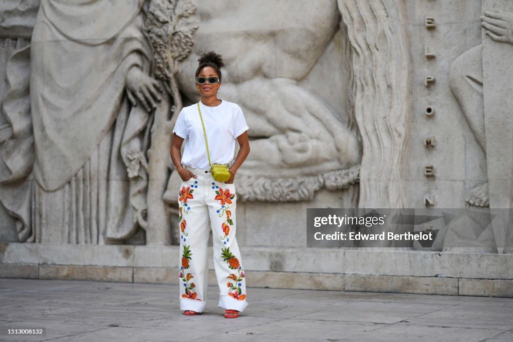 Street Style - Paris Fashion Week - Haute Couture Fall/Winter 2023/2024 - Day One