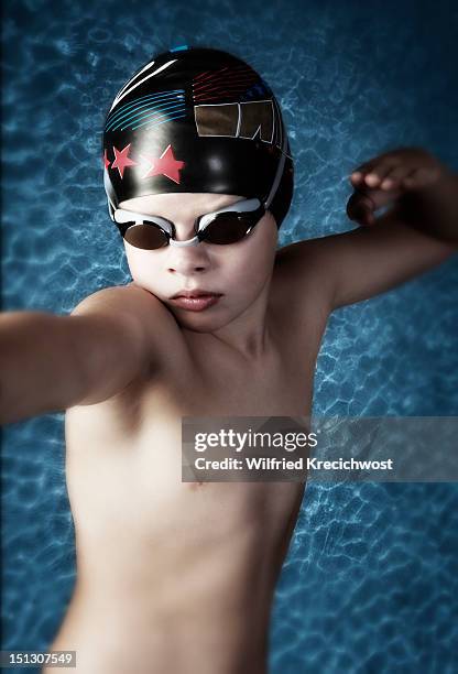 young swimmer wearing goggles and swimming cap - boy swimming pool goggle and cap stockfoto's en -beelden