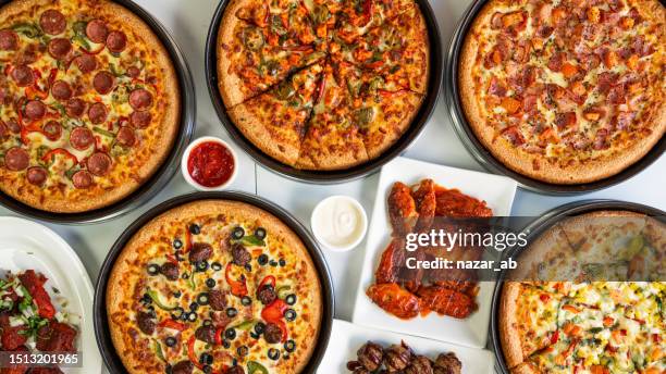 vista de mesa de pizza lista para ser servida. - preparación de alimentos fotografías e imágenes de stock