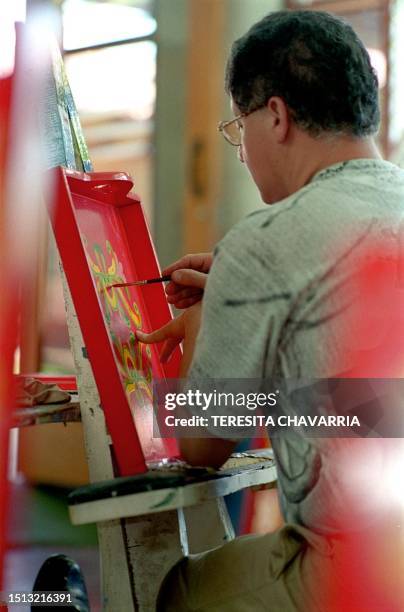 Ricardo Burgos paint carts for souvenirs at the Joaquin Chaverri Cart Factory in Alajuela, Costa Rica, 11 January, 2000. Ricardo Burgos pinta, el 11...