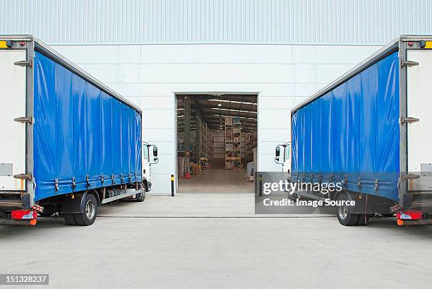 trucks parked outside distribution warehouse - loading dock 個照片及圖片檔
