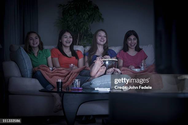 freunde essen popcorn und einem film - girls sleepover stock-fotos und bilder