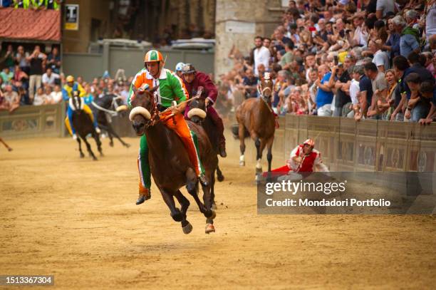 Piazza del Campo - Tittia takes the first place and already will not leave it. Behind, the jockey of the Contrada della Giraffa falls of his horse....