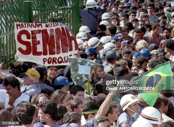 Thousands of Brazilians gather at the gates of Sao Paulo Legislative Assembly 04 May 1994 as they await the arrival of the funeral cortege carrying...