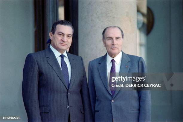 Egyptian president Hosni Mubarak is welcomed by French president François Mitterrand , on September 27 in Paris, during his official visit to France.