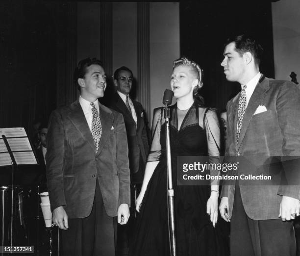 Member of the Modernaires, Glenn Miller, Marion Hutton and Tex Beneke of the Glenn Miller Orchestra perform in circa 1940 in New York.