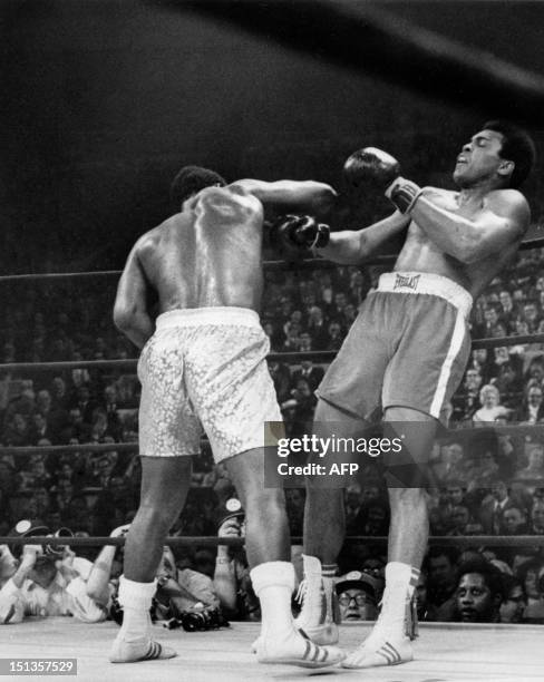 Le boxeur américain Joe Frazier conservait son titre de champion du monde de boxe des poids lourds en battant aux points son compatriote Mohamed Ali...