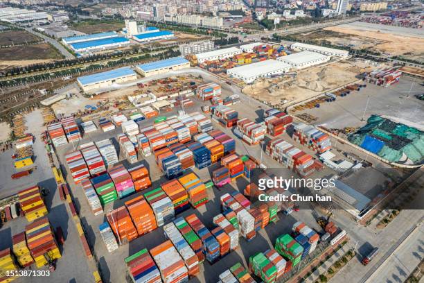 stacking of various containers at the freight terminal - 天空 imagens e fotografias de stock